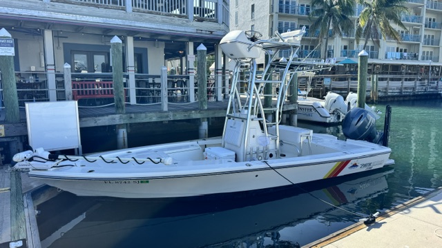 Side profile of the Pathfinder 2300 HPS at A&B Marina